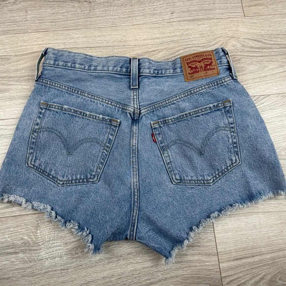 Levi's Women's 501 Denim Shorts Distressed Frayed Hem Light Wash W30 Button Fly - Picture 8 of 9